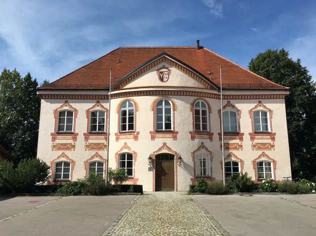 Frontansicht Türkenfelder Schloss mit Bemalung