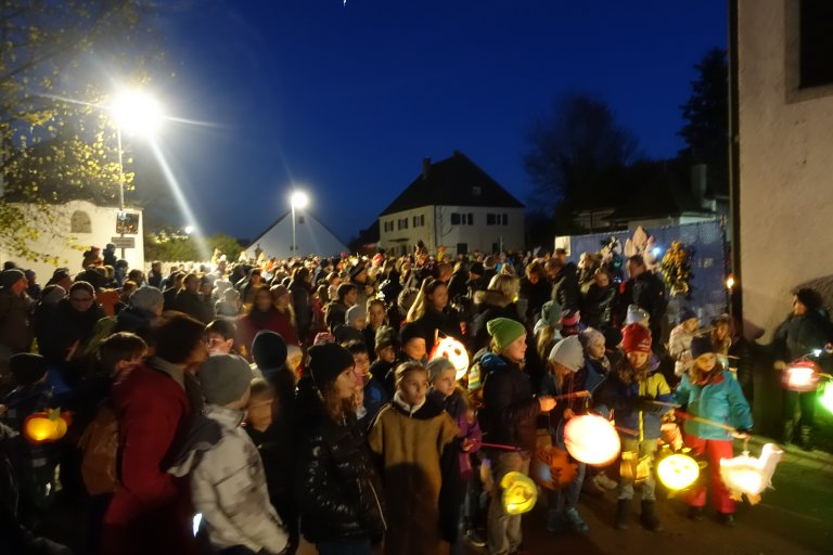 Mehrere hundert Laternen beim Türkenfelder Martinszug