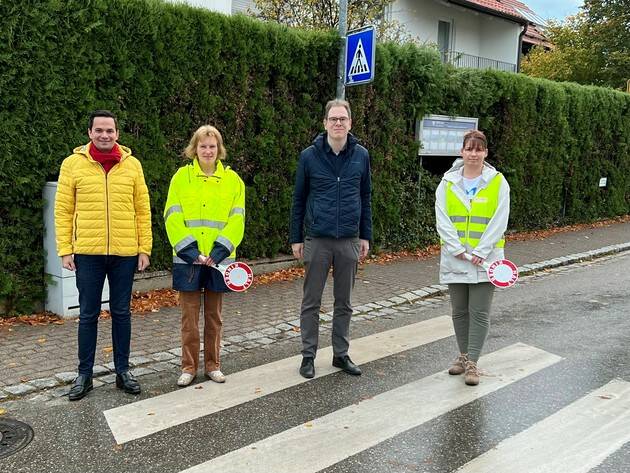 Emanulel Staffler mit Schulweghelfern am Zebrastreifen