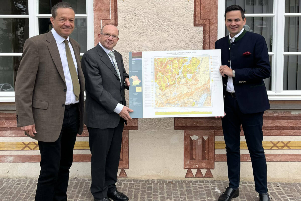 Foto: (Böhme) v.l. Die Geologen Bernhard Wagner und Ernst Kroemer bei der Übergabe mit Bürgermeister Emanuel Staffler