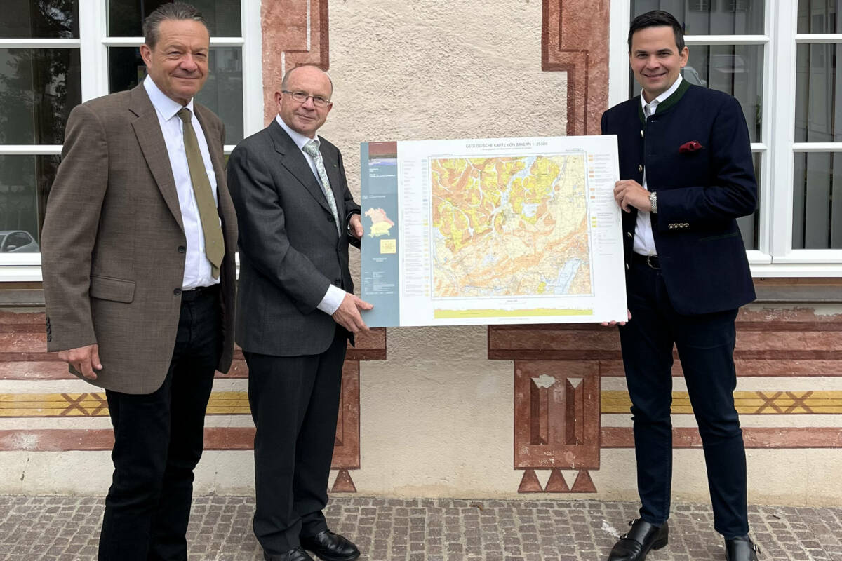 Foto: (Böhme) v.l. Die Geologen Bernhard Wagner und Ernst Kroemer bei der Übergabe mit Bürgermeister Emanuel Staffler