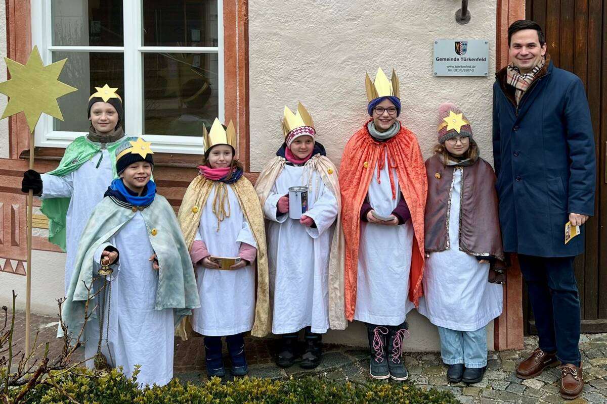 Foto: Die Sternsinger zu Gast im Türkenfelder Rathaus