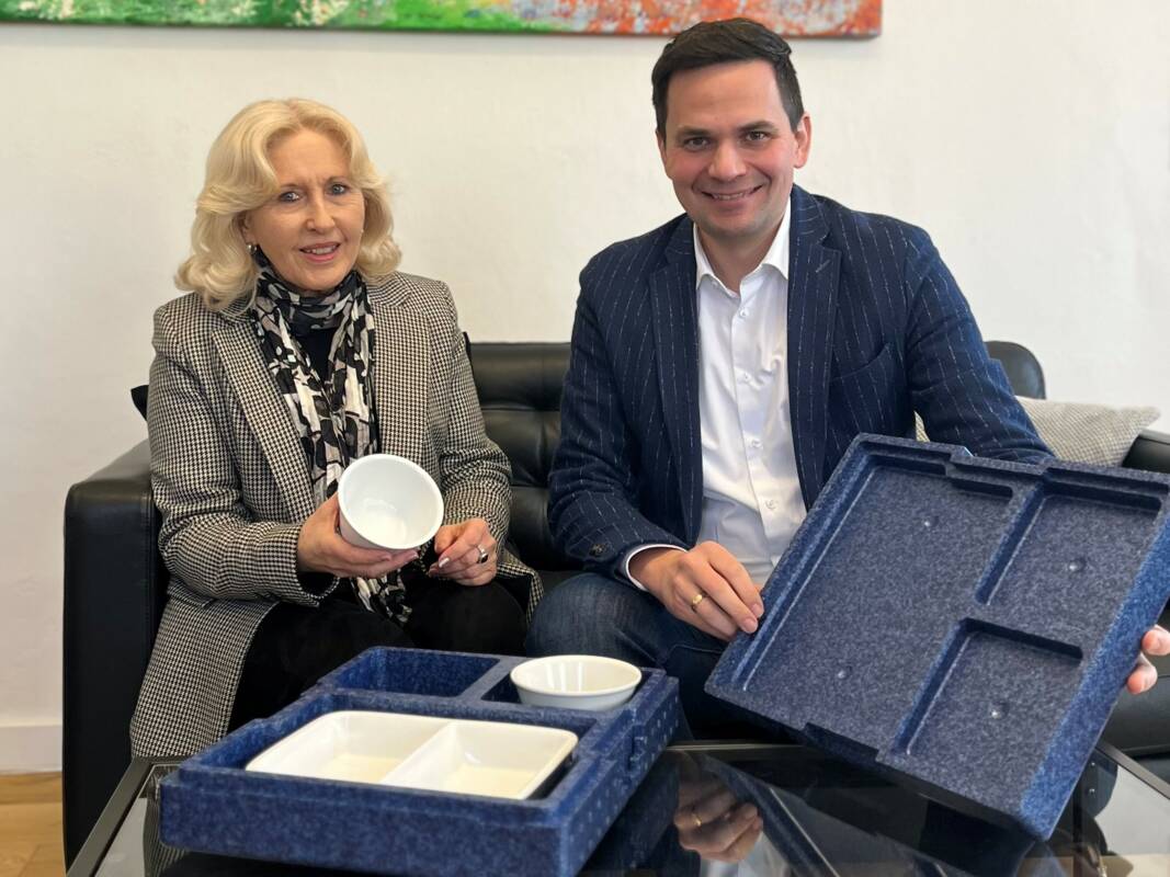 Foto (Böhme) Frisch gekocht, heiß geliefert. Vorsitzende Gabriele Klöckler und Bürgermeister Emanuel Staffler zeigen neue Transportbox