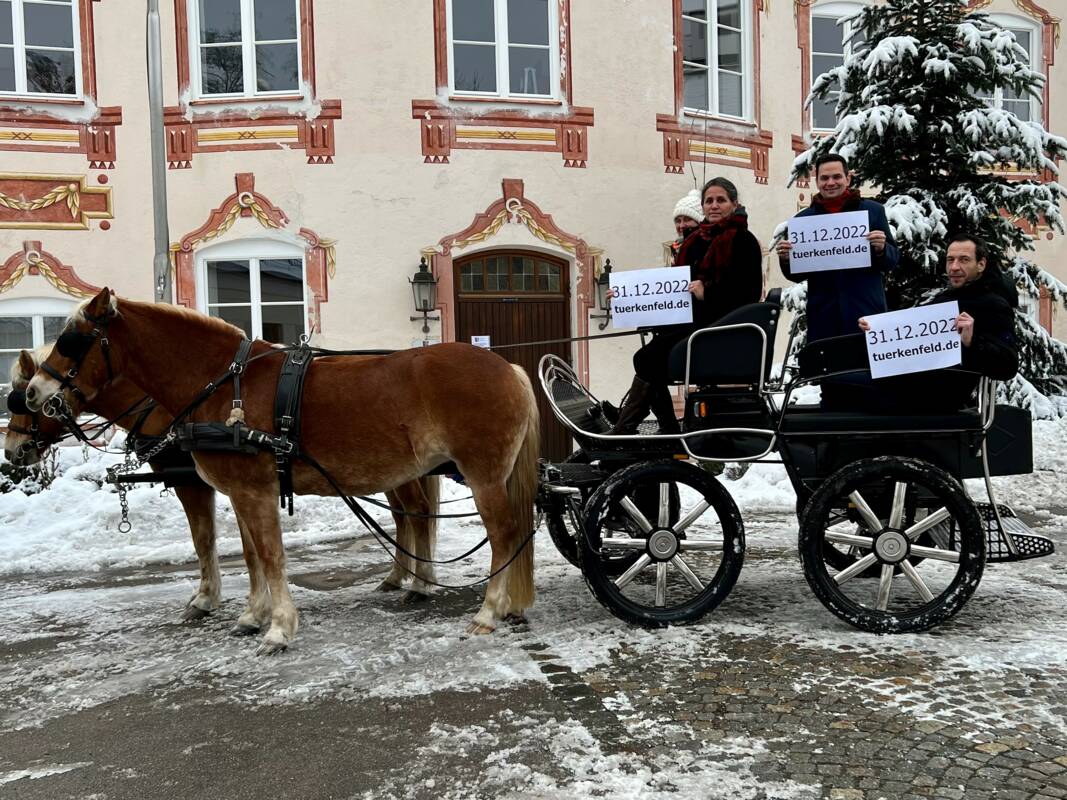 Foto vor dem Rathaus mit Pferdekutsche
