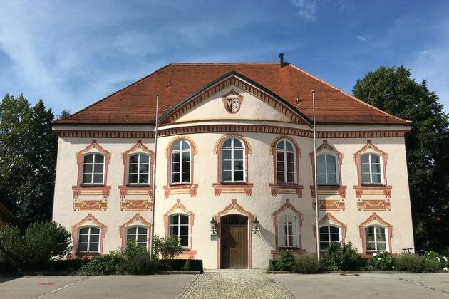 Frontansicht Türkenfelder Schloss mit Bemalung