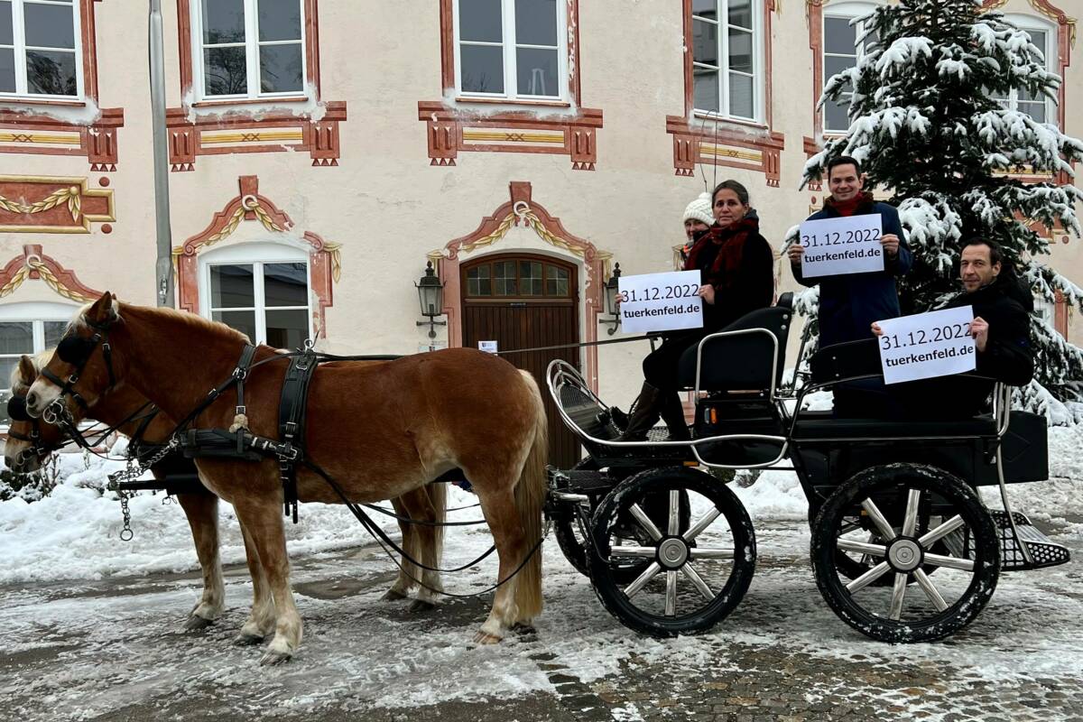 Foto vor dem Rathaus mit Pferdekutsche