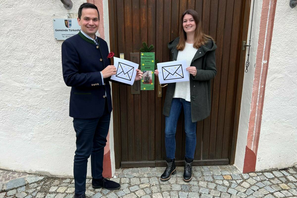 Bürgermeister Emanuel Staffler und Frau Glas vor dem Rathausbriefkasten