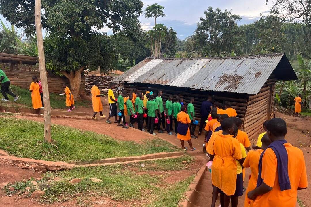 Zoe-Schule in Uganda 2025: Anstellen zur Essensausgabe in der Secondary School (Mittelschule)