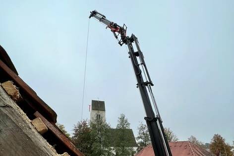 Kran über dem Türkenfelder Schloss - Arbeit an der energetischen Sanierung