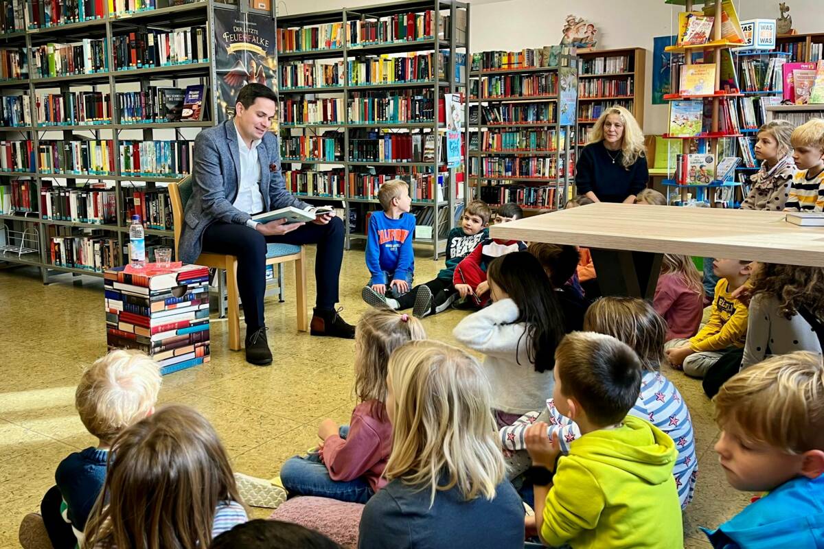 Foto (Böhme): Den bundesweiten Vorlesetag nutzte Bürgermeister Emanuel Staffler, um Werbung für die Gemeindebücherei zu machen.
