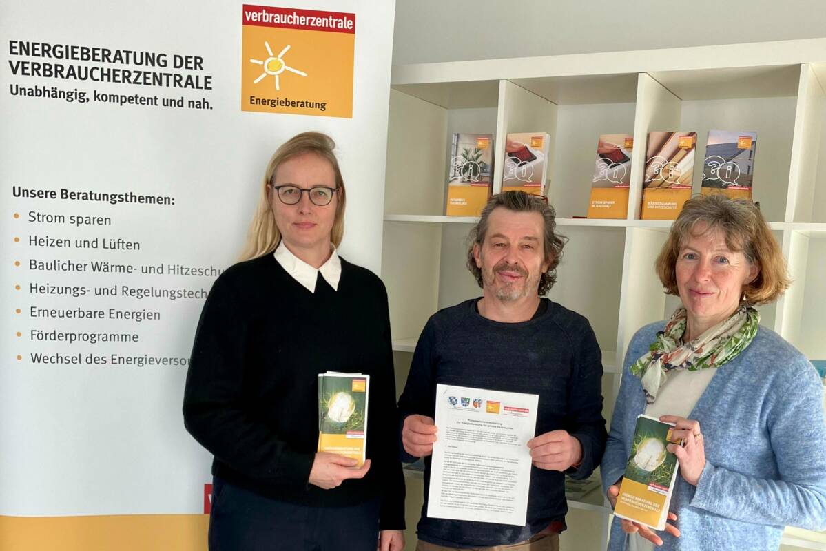 Bei der Vertragsunterzeichnung in Türkenfeld (von links): Sigrid Goldbrunner, stv. Projektleiterin der Verbraucherzentrale Bayern, Energieberater Martin Handke und Josefine Anderer, Geschäftsführerin der Klima- und Energieagentur der drei Landkreise. 