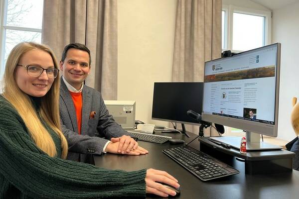 Bürgermeister Emanuel Staffler und Frau Jung sichten die neue Website am PC